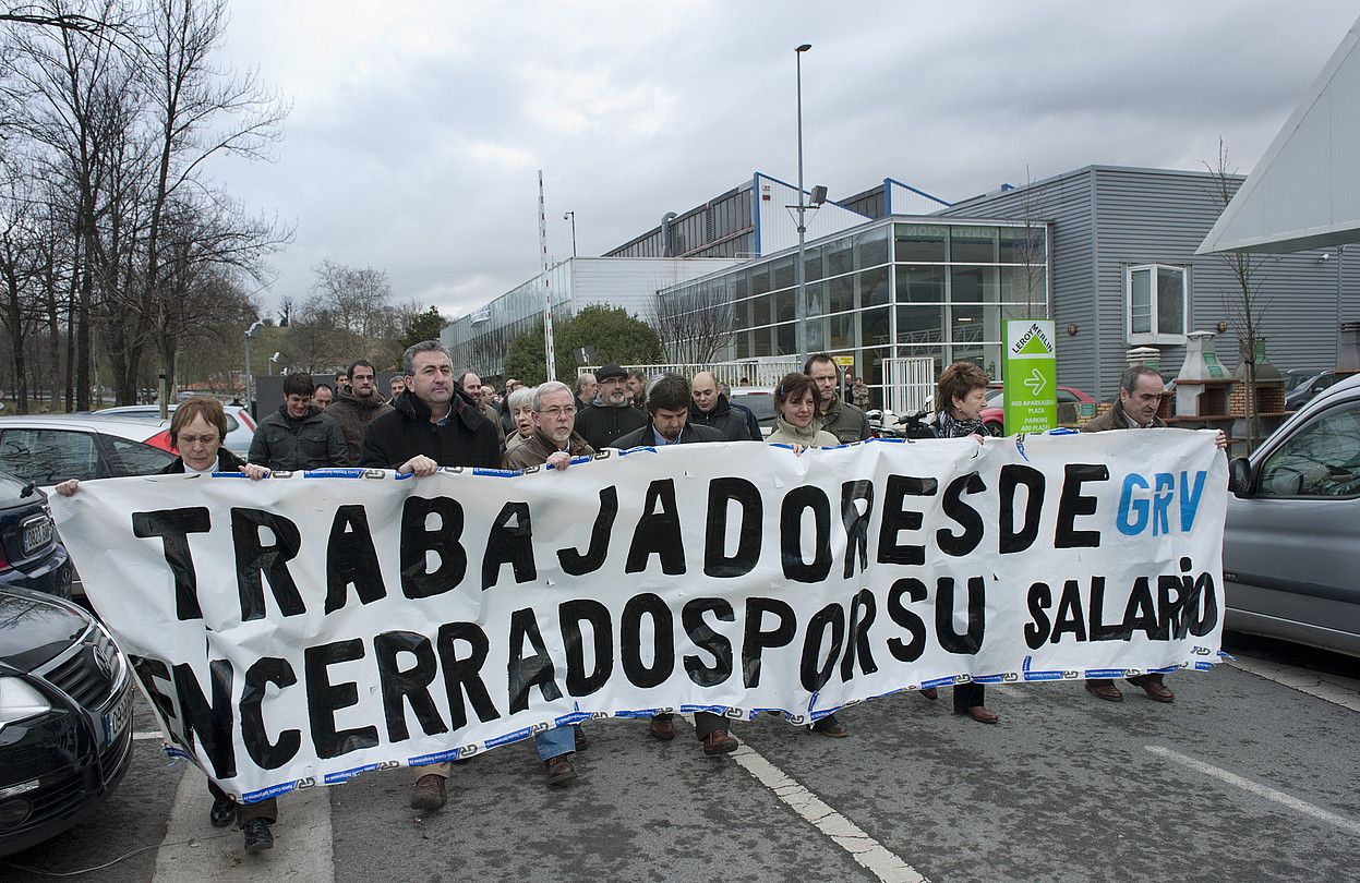 Egunero bezala, atzo ere enpresako atarian elkarretaratzea egin zuten Ramon Vizcainoko langileek. JON URBE / ARP.