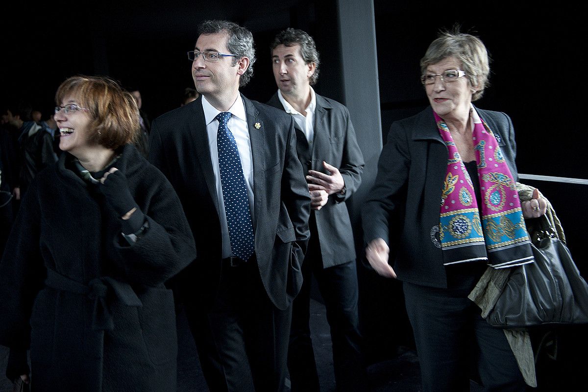 Blanca Urgell, Markel Olano eta Maria Jesus Aranburu, Balentziaga museoan egindako agerraldian. G. GARAIALDE / ARP.