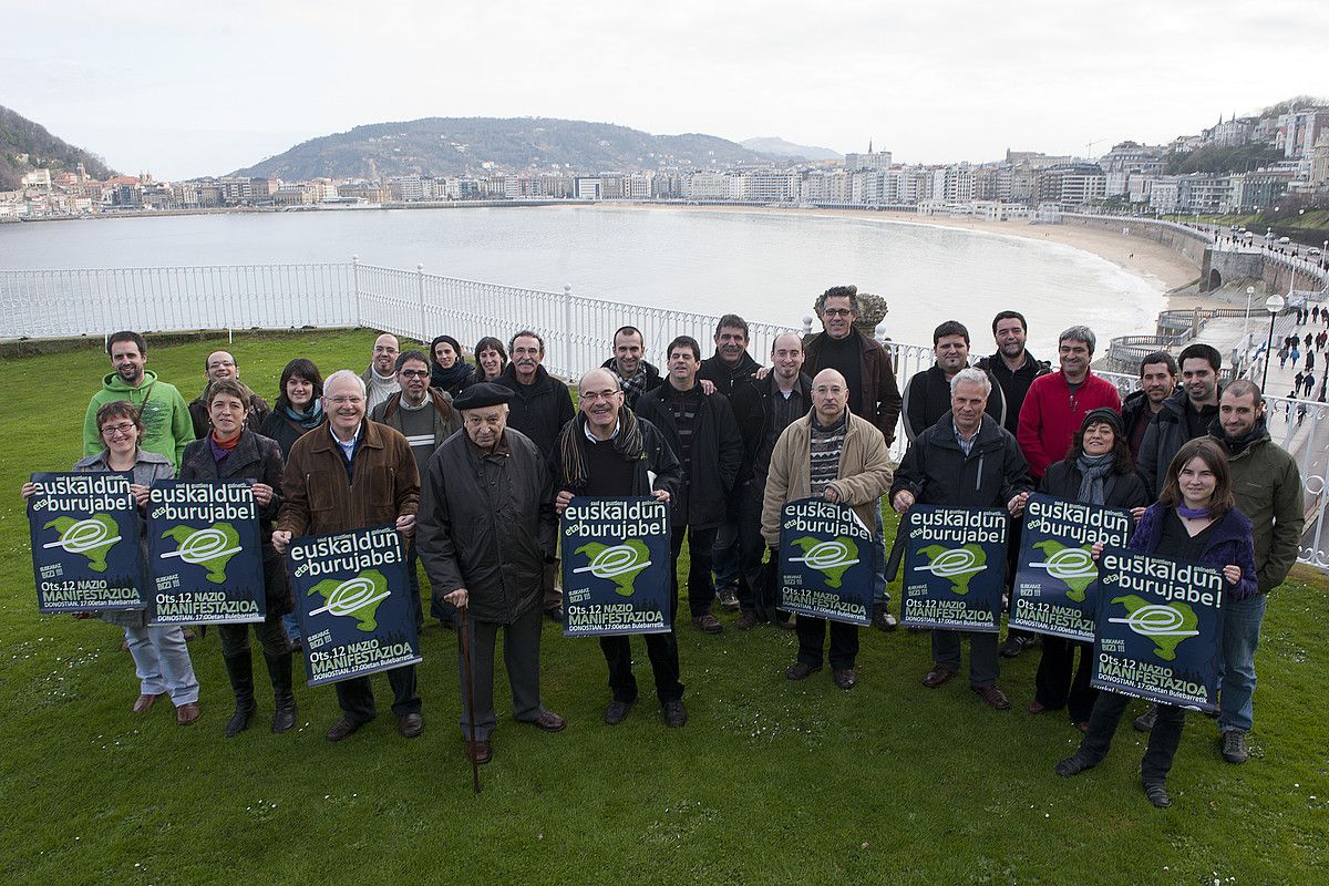 Manifestaziorako deia egin duten pertsonak, atzo, Miramar jauregian, atzean Donostiako badia dutela. GARI GARAIALDE / ARGAZKI PRESS.