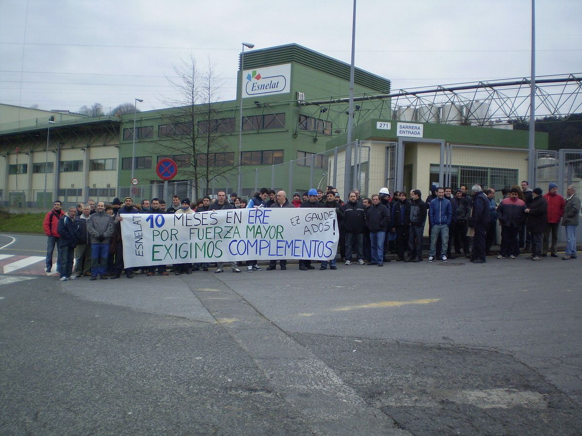 Esnelateko langileen elkarretaratzea enpresaren atarian, enpresari dosierrak irauten duen bitartean konpentsazioak ordain ditzala eskatzeko. BERRIA.