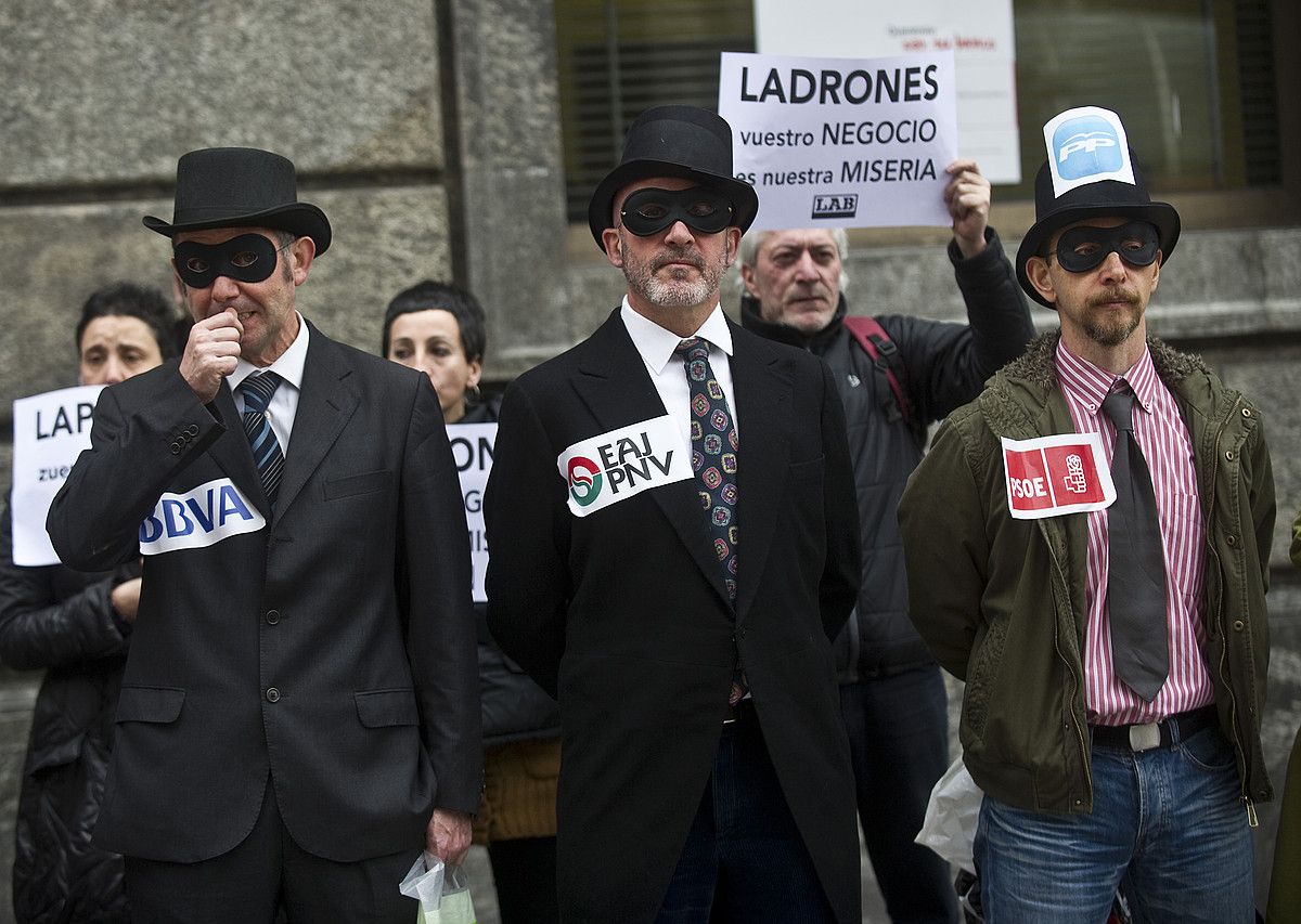 LAB sindikatuko ordezkariek protesta egin zuten atzo Santander bankuaren Bilboko bulegoan. LUIS JAUREGIALTZO / ARP.