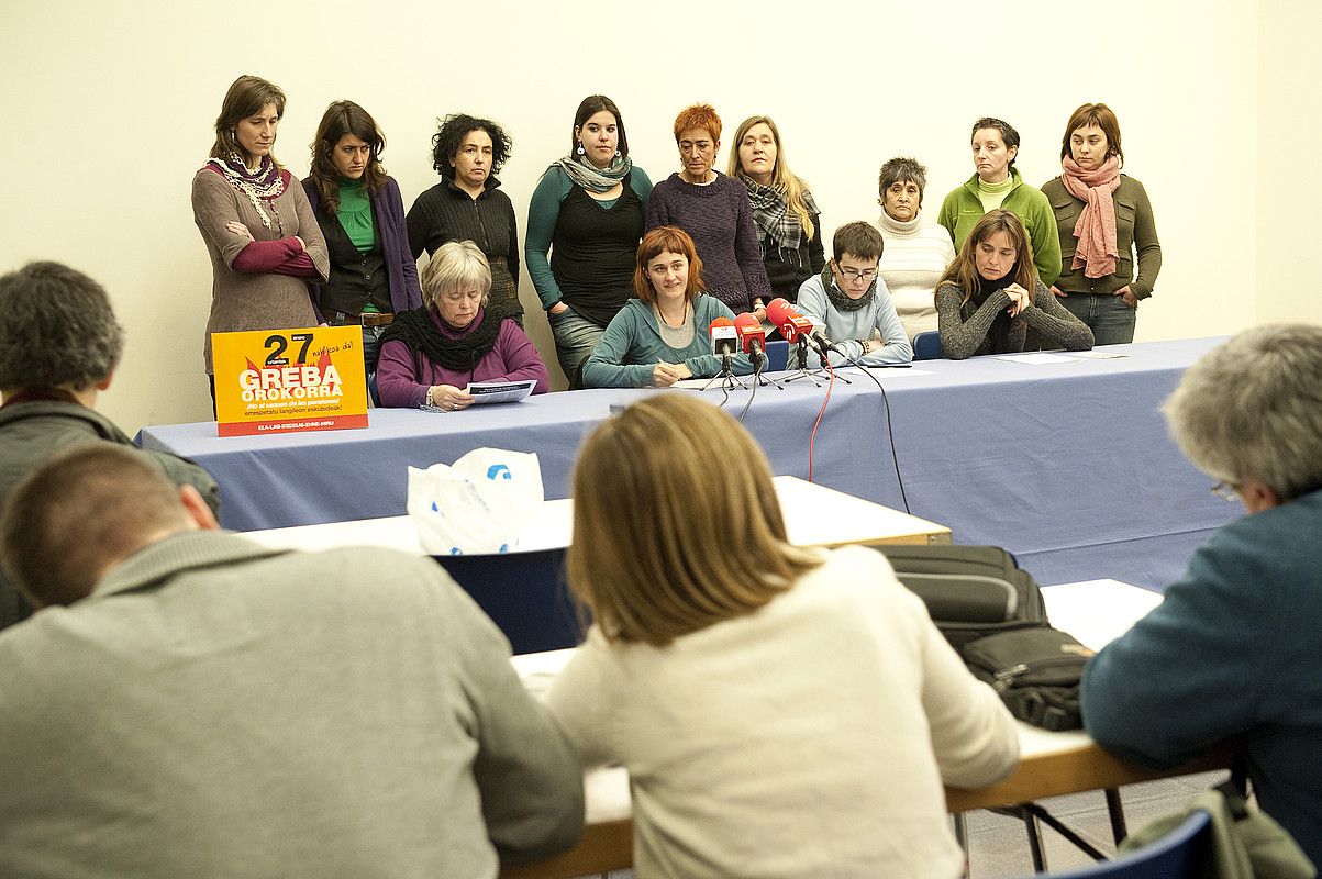 Mugimendu feministako ordezkariek greba orokorra babestu zuten, atzo, Bilbon egindako agerraldian. JON HERNAEZ / ARGAZKI PRESS.