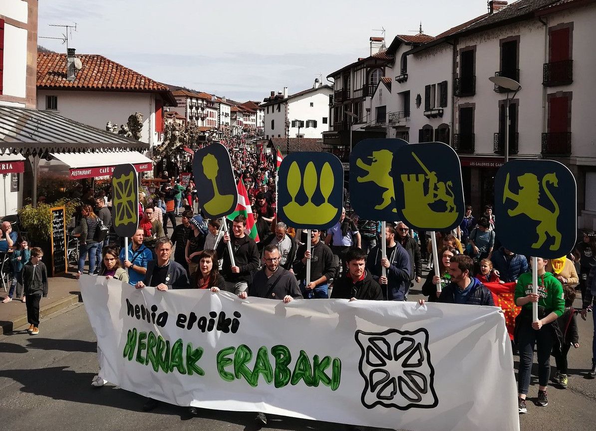 EH Baik eta Antzinak Aberri Egunaren harira Donibane Garazin egin duten manifestazioa. ANTZINA