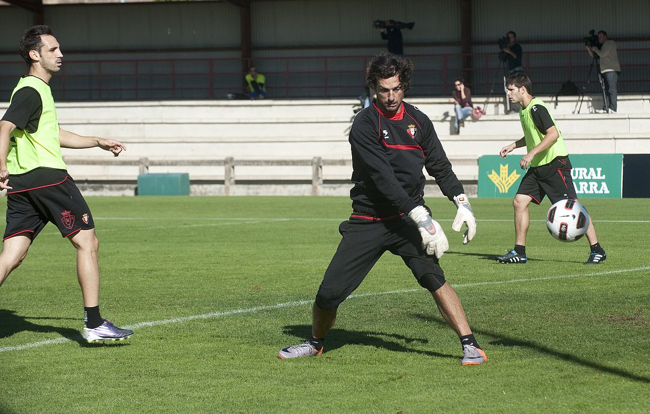 Ricardo Lopez, beroketa lanak egiten, entrenamendu batean, Taxoaren. JAGOBA MANTEROLA / ARGAZKI PRESS.