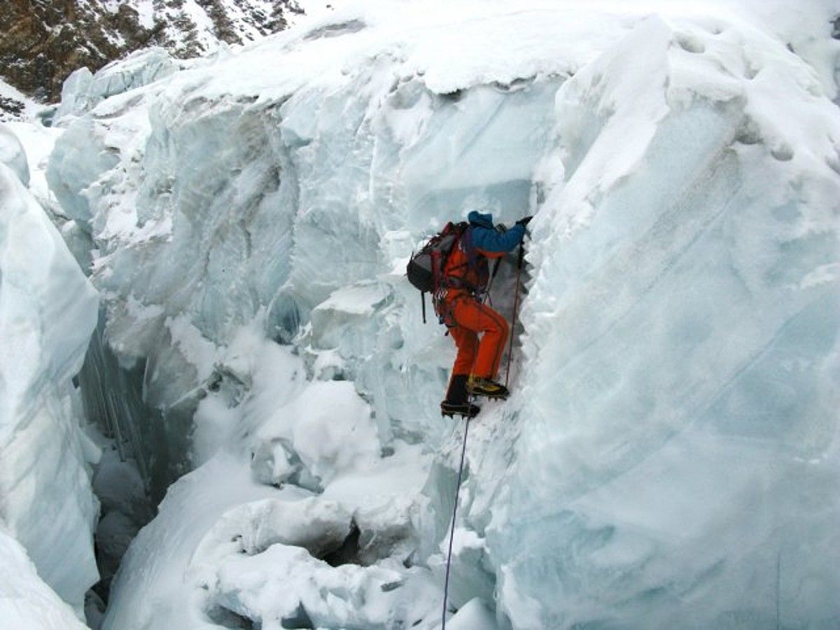 Denis Urubko, Gasherbrum II mendiko pitzadurak gainditzen. SIMONE MORO.