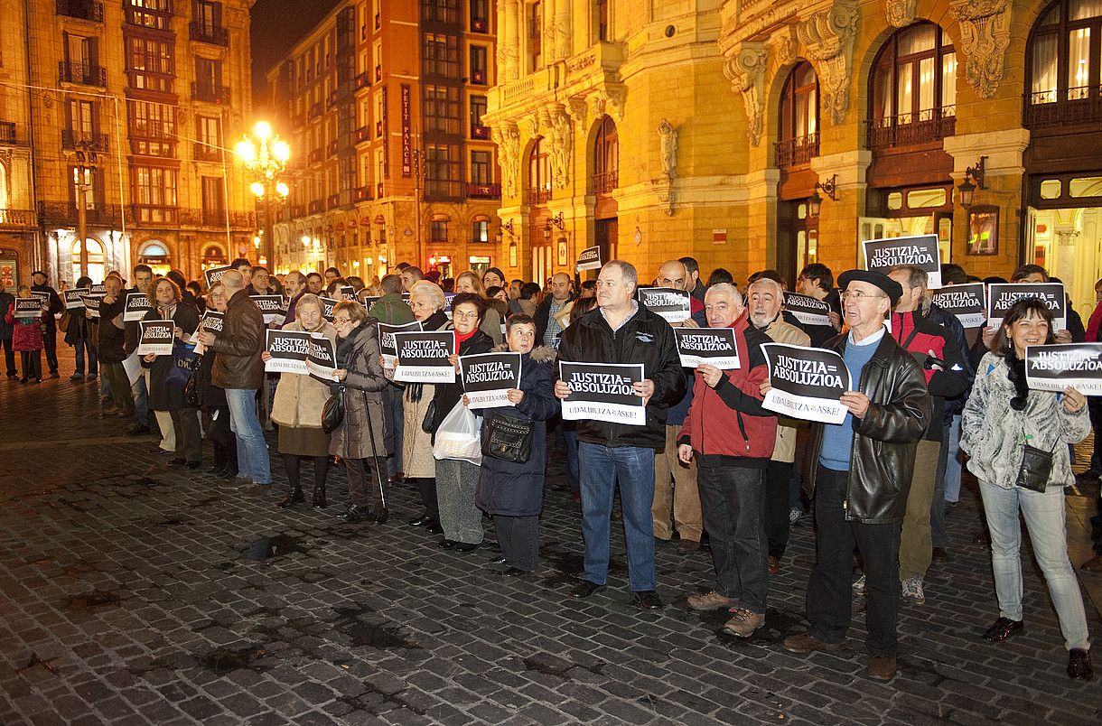 Udalbiltza auziko auzipetuei babesa emateko eta epaia absoluzioa izan dadin exijitzeko atzo Bilbon eginiko elkarretaratze isila. JON HERNAEZ / ARGAZKI PRESS.