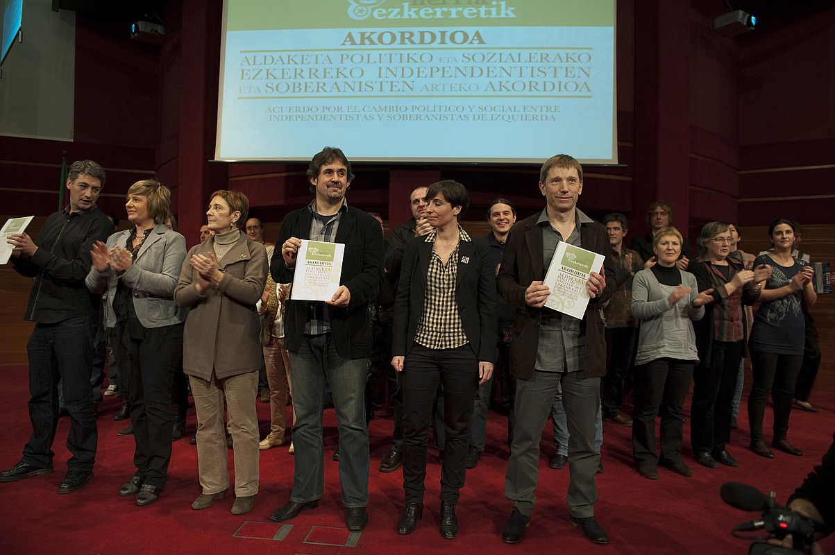 Oskar Matute, Ikerne Badiola, Marine Pueyo, Pello Urizar, Amaia Agirresarobe eta Rufi Etxeberria, igandean Gasteizen eginiko ekitaldian. RAUL BOGAJO / ARP.