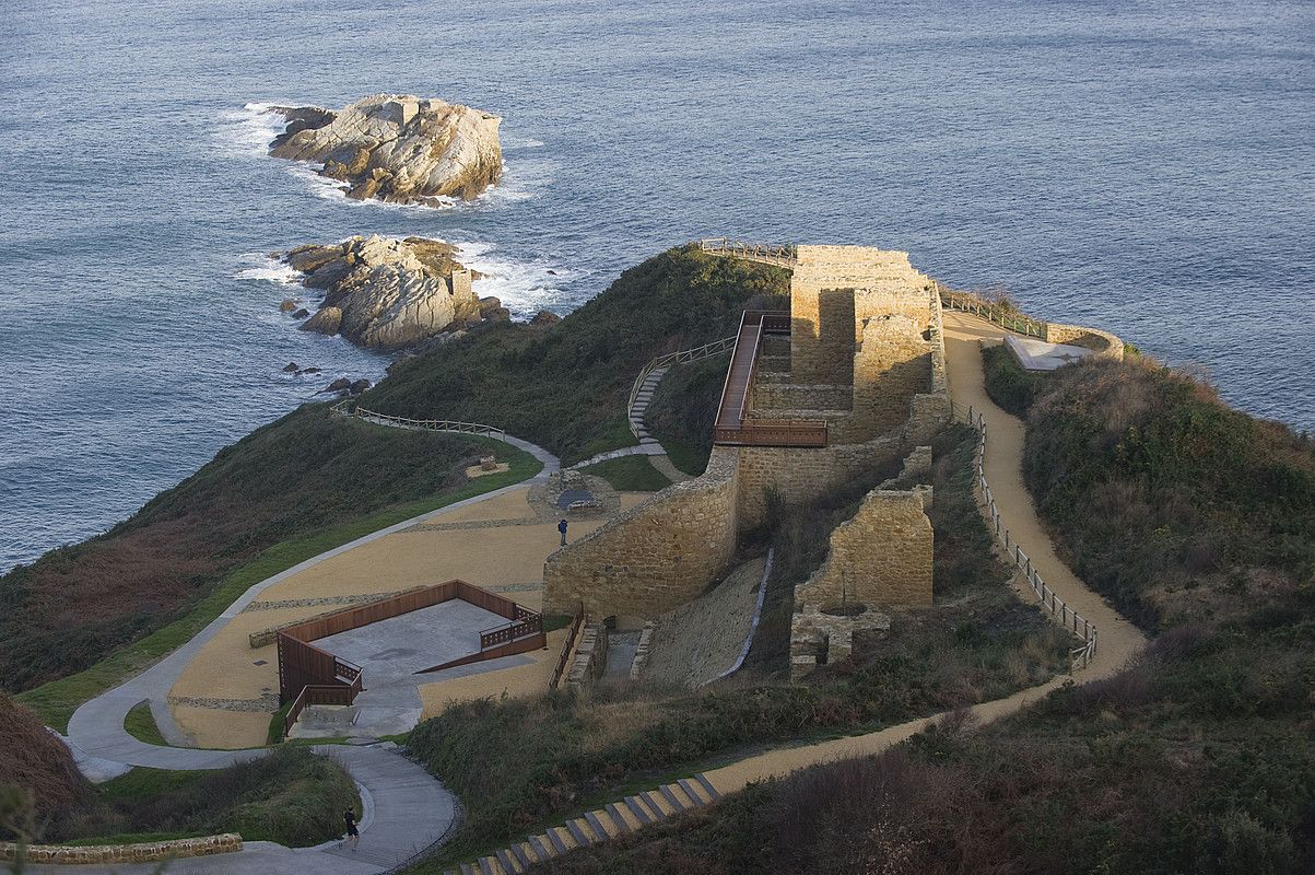 Zarauzko kostaldeko paisaiaz gozatzeaz gain, Zarauzko ondare industrialean 	murgiltzeko aukera ematen du Mollarri zamalekuak. ANDONI CANELLADA / ARGAZKI PRESSS.