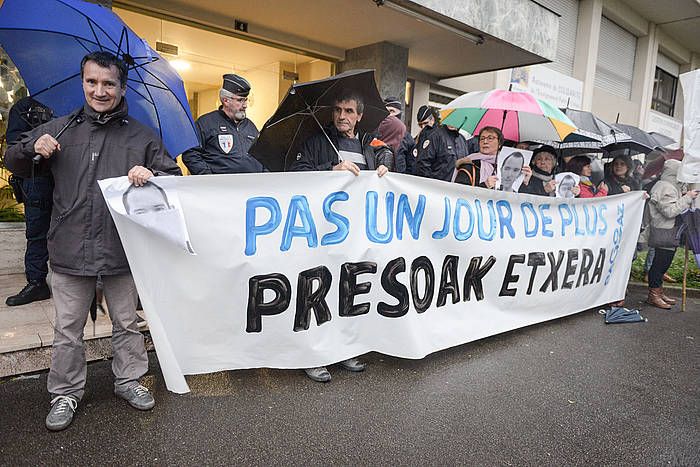 Euskal presoen aldeko protesta bat Baionan. ISABELLE MIQUELESTORENA