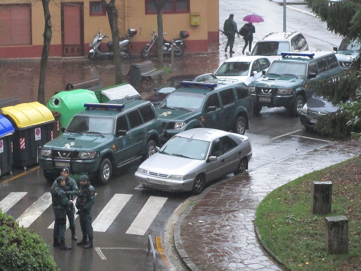 Guardia Zibilak, atzo, Zarauzko Vista Alegre auzoan, Itsaso Urteagaren etxea miatzen ari ziren unean. UROLA KOSTALDEKO HITZA.