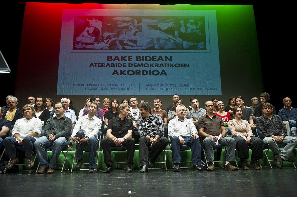 Bake bidean aterabide demokratikoen akordioa aurkezteko ekitaldia, Gernikan, joan den irailaren 25ean. LUIS JAUREGIALTZO / ARGAZKI PRESS.