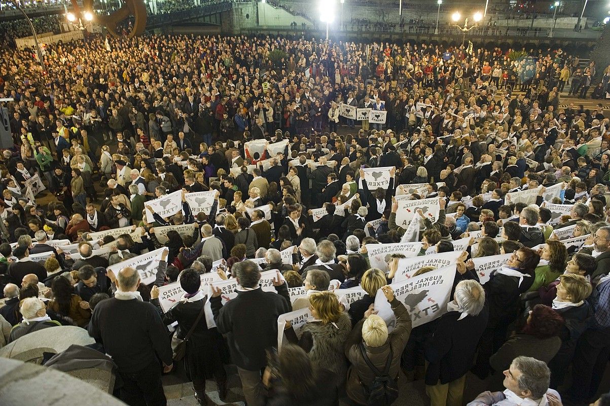 Larunbateko manifestazioaren amaieran hartutako irudia, Bilboko udaletxean. JUANAN RUIZ / ARGAZKI PRESS.