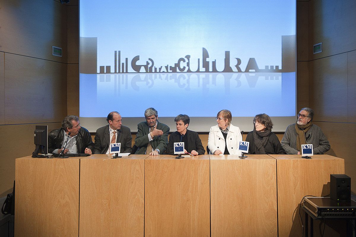 Julian Pavon, Julio Flor, Jose Fernandez de la Sota, Luisa Etxenike, Helena Taberna, Julia Otxoa eta Ricardo Ugarte, atzo, Donostian, Capital Cultura saioaren aurkezpenean. GARI GARAIALDE / ARGAZKI PRESS.