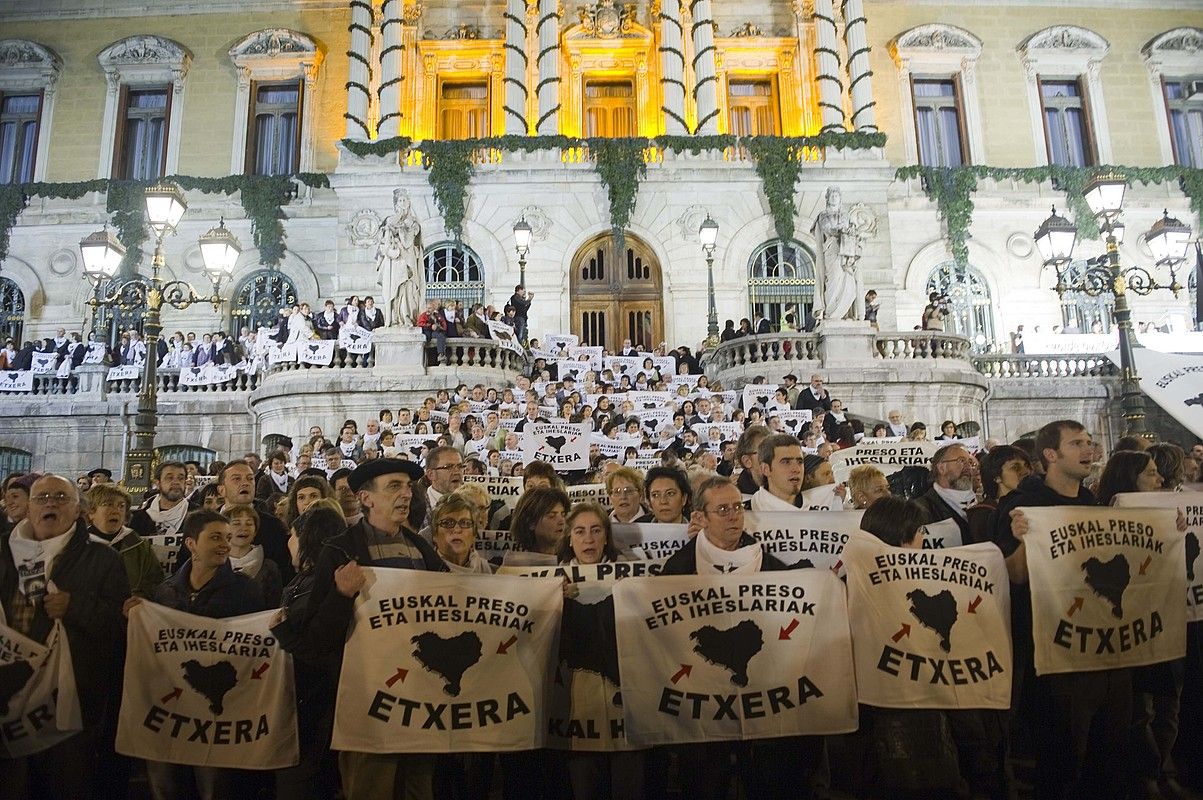 Bilboko udaletxe aurrean bildutako manifestariek Euskal preso eta iheslariak etxera dioten zapiak erakutsi zituzten manifestazioaren amaieran. JUANAN RUIZ / ARGAZKI PRESS.