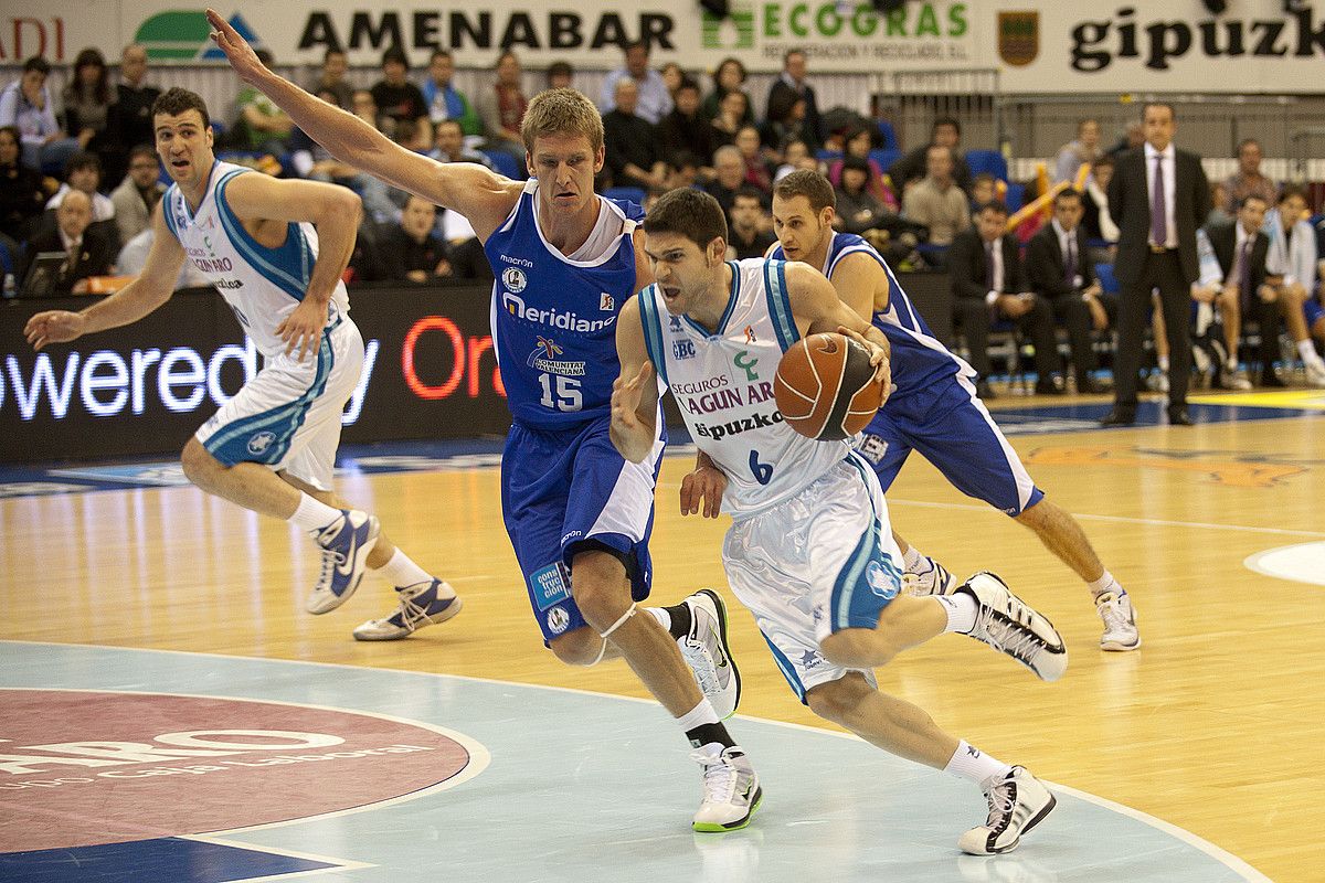 Ricardo Uriz Gipuzkoa Basketeko jokalaria, baloiarekin, Alacanteren aurkako partidan. GARI GARAIALDE / ARGAZKI PRESS.