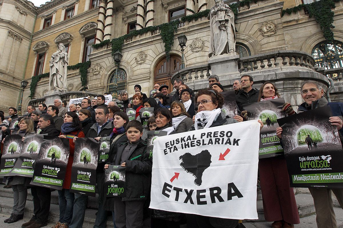 Egin Dezagun Urratsa ekimenaren manifestazio deialdiaren sostengatzaileak, asteon egin duten agerraldian. MONIKA DEL VALLE / ARGAZKI PRESS.