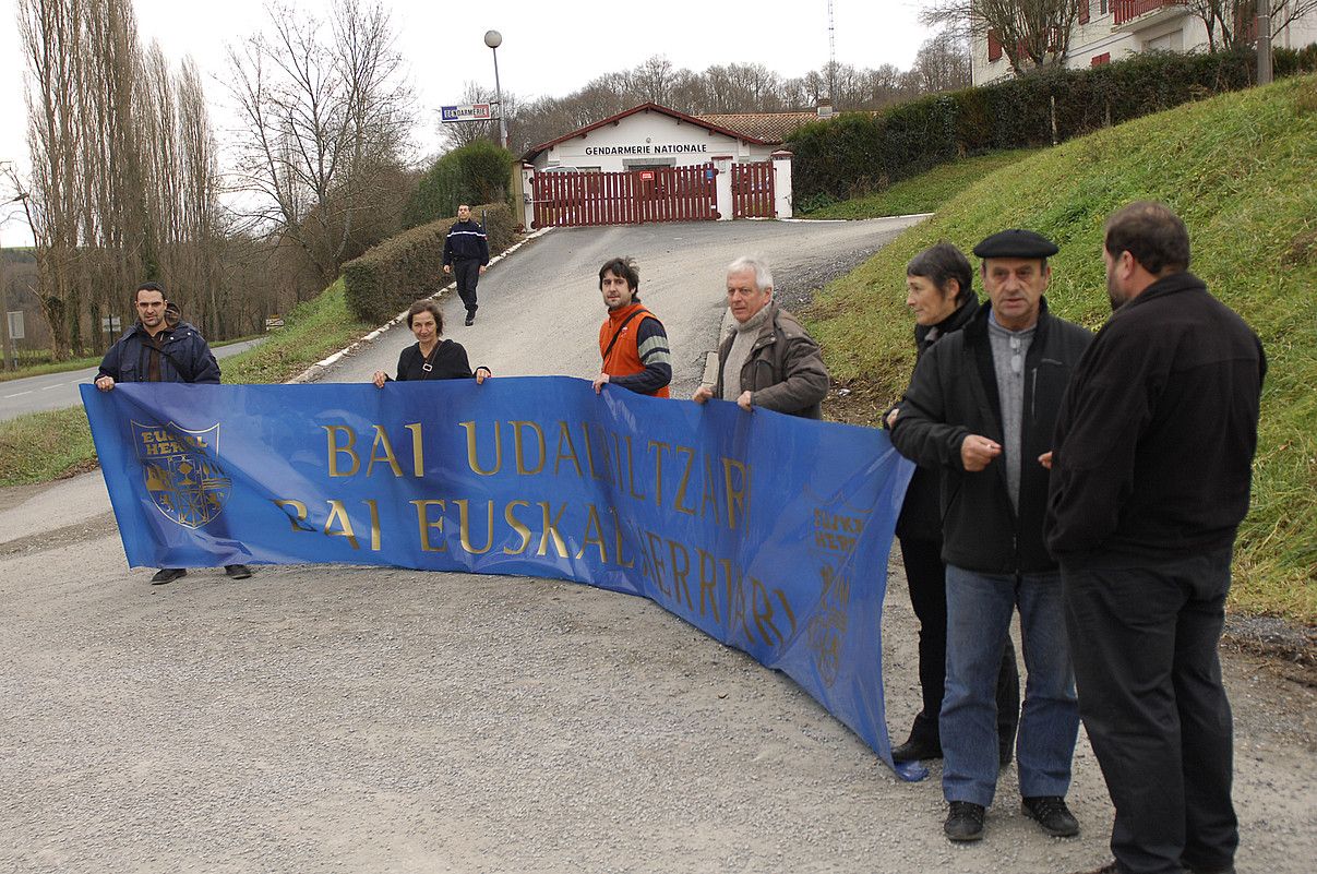 Xarlo Etxezaharreta eta hari sostengua ematera joandako lagunak, atzo, Bastidako jendarmeriaren aurrean protesta egiten. GAIZKA IROZ.