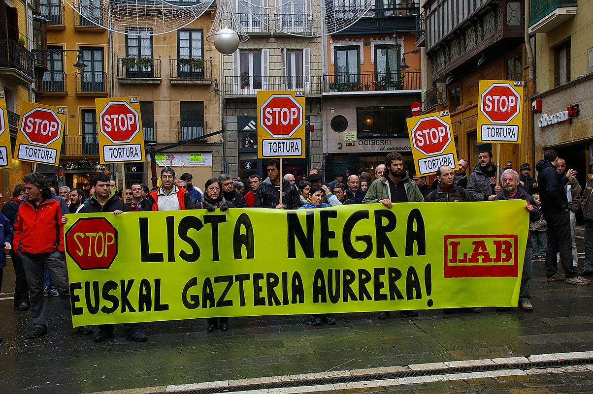 LAB sindikatuak deituta, atzo Iruñeko Udaletxe plazan zerrenda beltzen aurka eginiko elkarretaratzea. BERRIA.