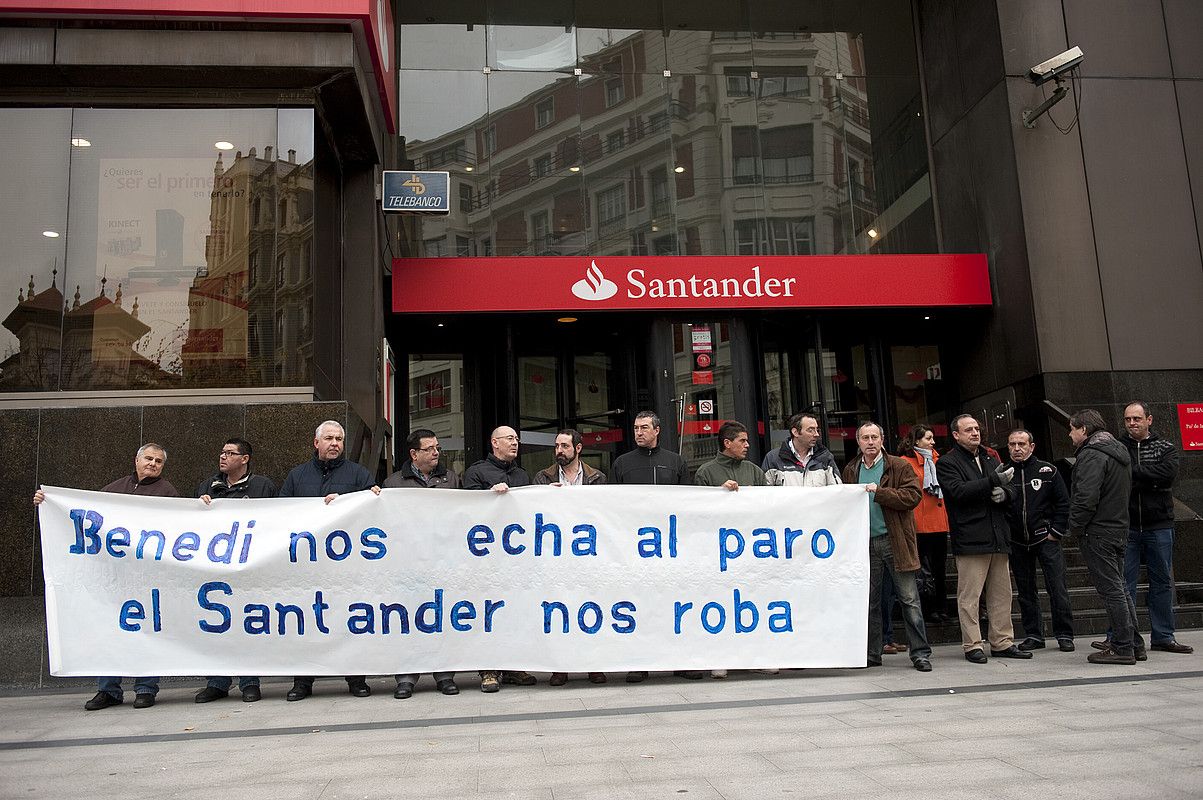 Benedi industria taldeko langile ohiak, Santander bankuaren Bilboko egoitzaren aurrean protestan, atzo. MARISOL RAMIREZ / ARGAZKI PRESS.