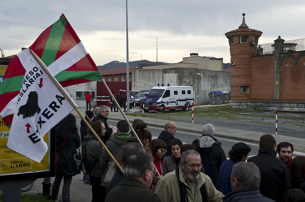 Basauriko espetxearen aurrean elkarretaratzea egin zuen ezker abertzaleak. LUIS JAUREGIALTZO / ARGAZKI PRESS.