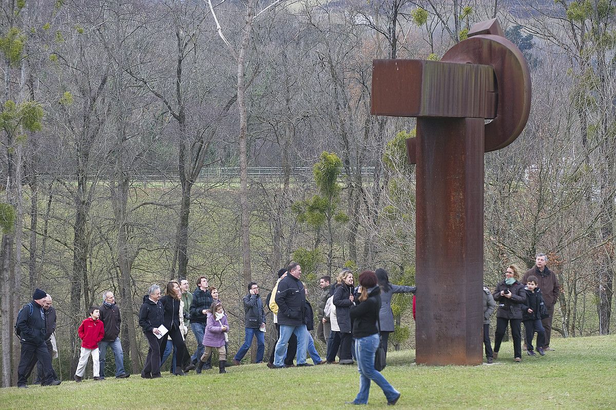 Gaurtik aurrera ateak itxiko dituela jakitun, jende ugari joan zen atzo Hernaniko Txillida Leku museora bisita egitera. ANDONI CANELLADA / ARGAZKI PRESS.