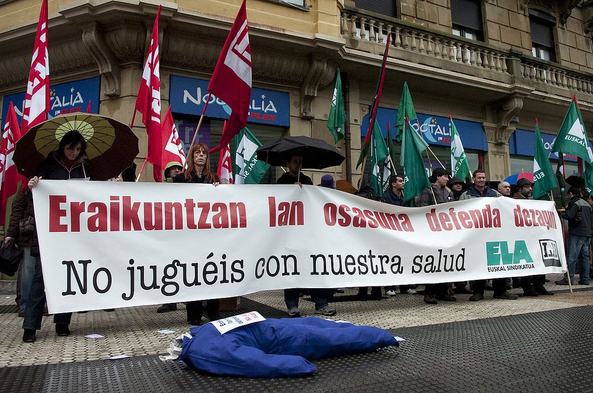 ELAren eta LABen kontzentrazioa, eraikuntzako lan osasunaren alde, otsailean Donostian. IMANOL OTEGI / ARGAZKI PRESS.