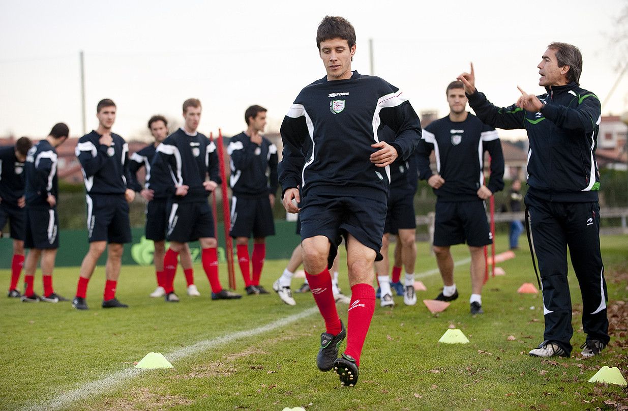 Mikel Aranburu ariketa egiten, atzo, Lezaman, Euskal Selekzioaren entrenamenduan, gainontzeko taldekideak begira dituela. RAUL BOGAJO / ARGAZKI PRESS.