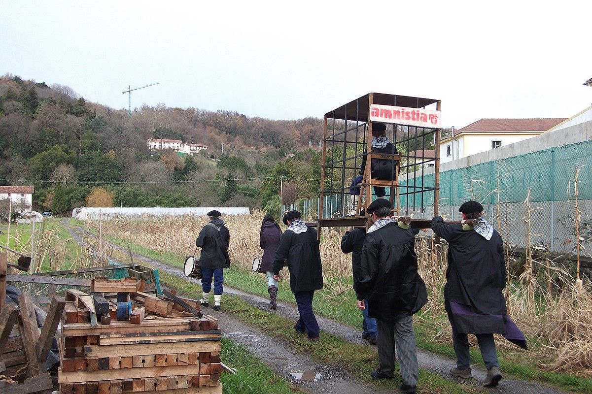 Olentzero Errenteriatik Martuteneko espetxera joan zen. BERRIA.