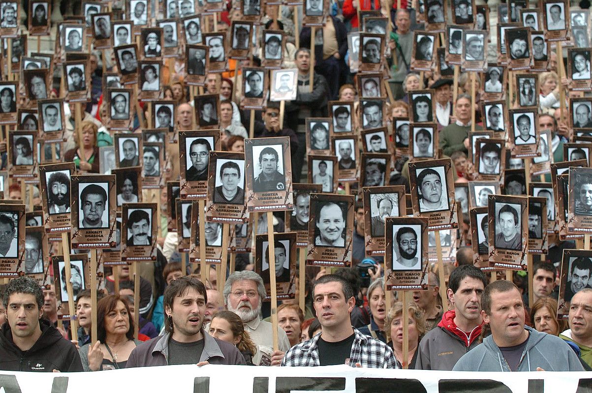 Presoen argazkiak, 2008ko mobilizazio batean, Bilbon. JON HERNAEZ / ARGAZKI PRESS.