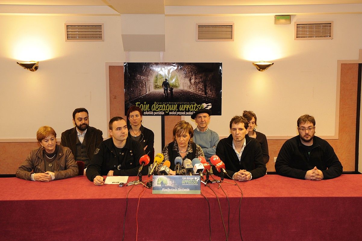 Mertxe Colina (AB), Jon Abril (Aralar), Ikerne Badiola (EA), Niko Moreno (ezker abertzalea) eta Diego Barrado (Alternatiba), atzoko agerraldian. J.URBE / ARP.