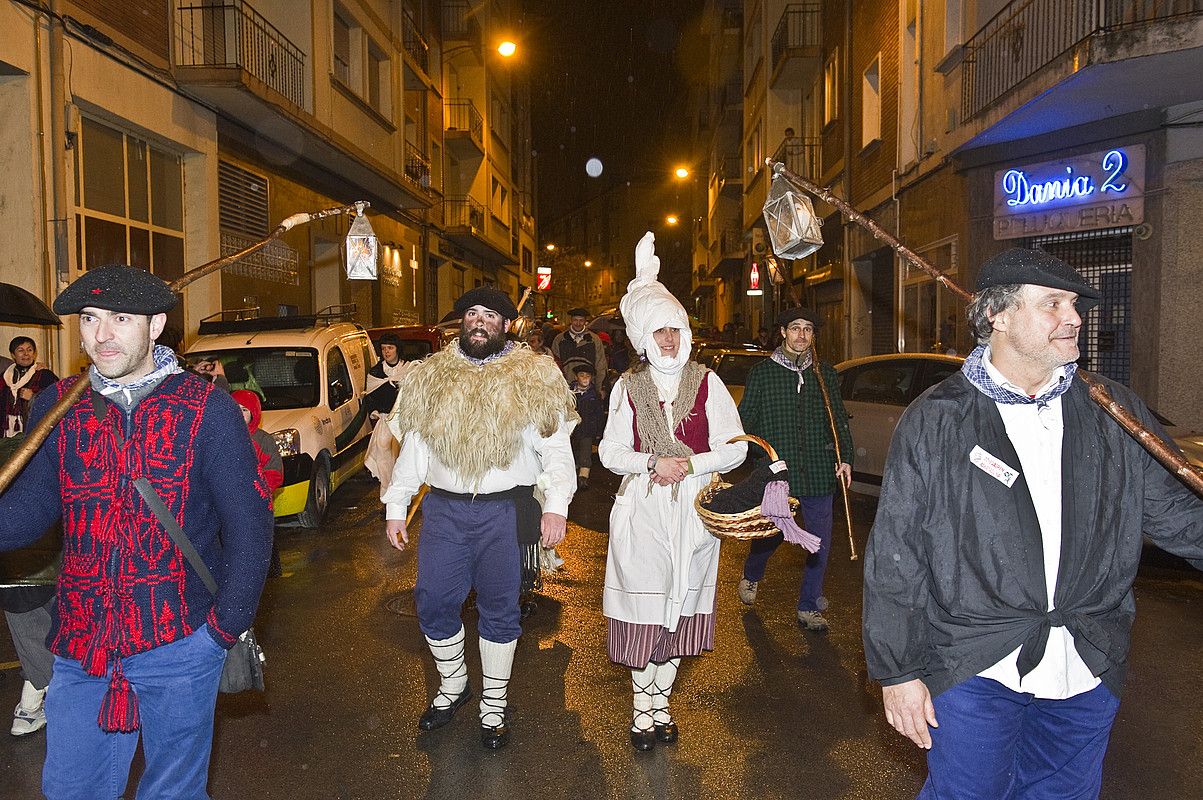 Olentzero eta Mari Domingi atzo Iruñeko Arrosadia auzora iritsi zirenean. LANDER FERNANDEZ ARROIABE / ARGAZKI PRESS.