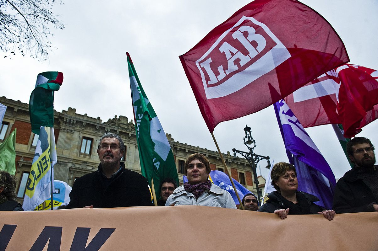 Gehiengo sindikalak atzo Iruñean egindako protesta; han ziren Muñoz eta Etxaide, ELAko eta LABeko idazkari nagusiak. LANDER FDZ. ARROIABE / ARGAZKI PRESS.