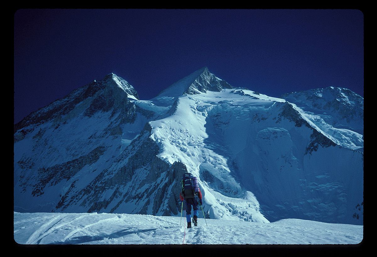 Mendizale bat Gasherbrum II mendia parez pare duela. Neguan igo gabe dagoen bost zortzimilakoetako bat da G-II mendia. ED VIESTRUS.