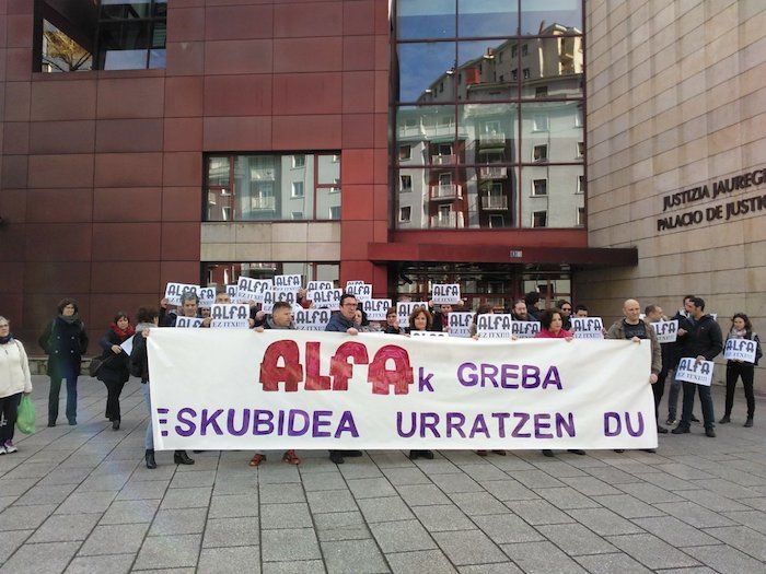 Alfako langileen elkarretaratzea, auzitegi aurrean. @LABINDUSTRIA