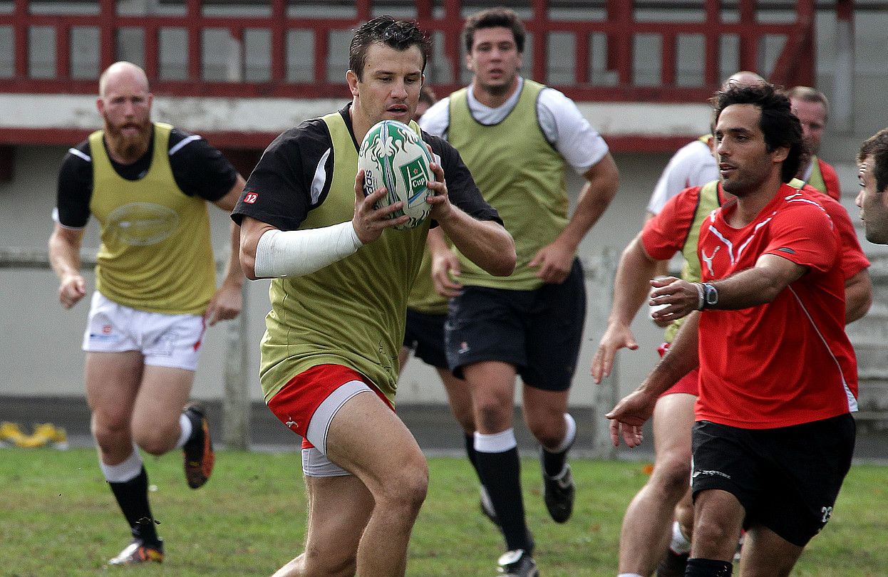 Damien Traille, baloiarekin, Miarritzen denboraldi honetan egindako entrenamendu batean. BOB EDME.