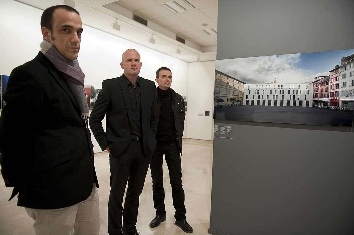 Pablo Garcia Astrain, Xabier Leibar eta Jean Marie Seigneurin, atzo, Okendo kultur etxean. JUAN CARLOS RUIZ / AP.