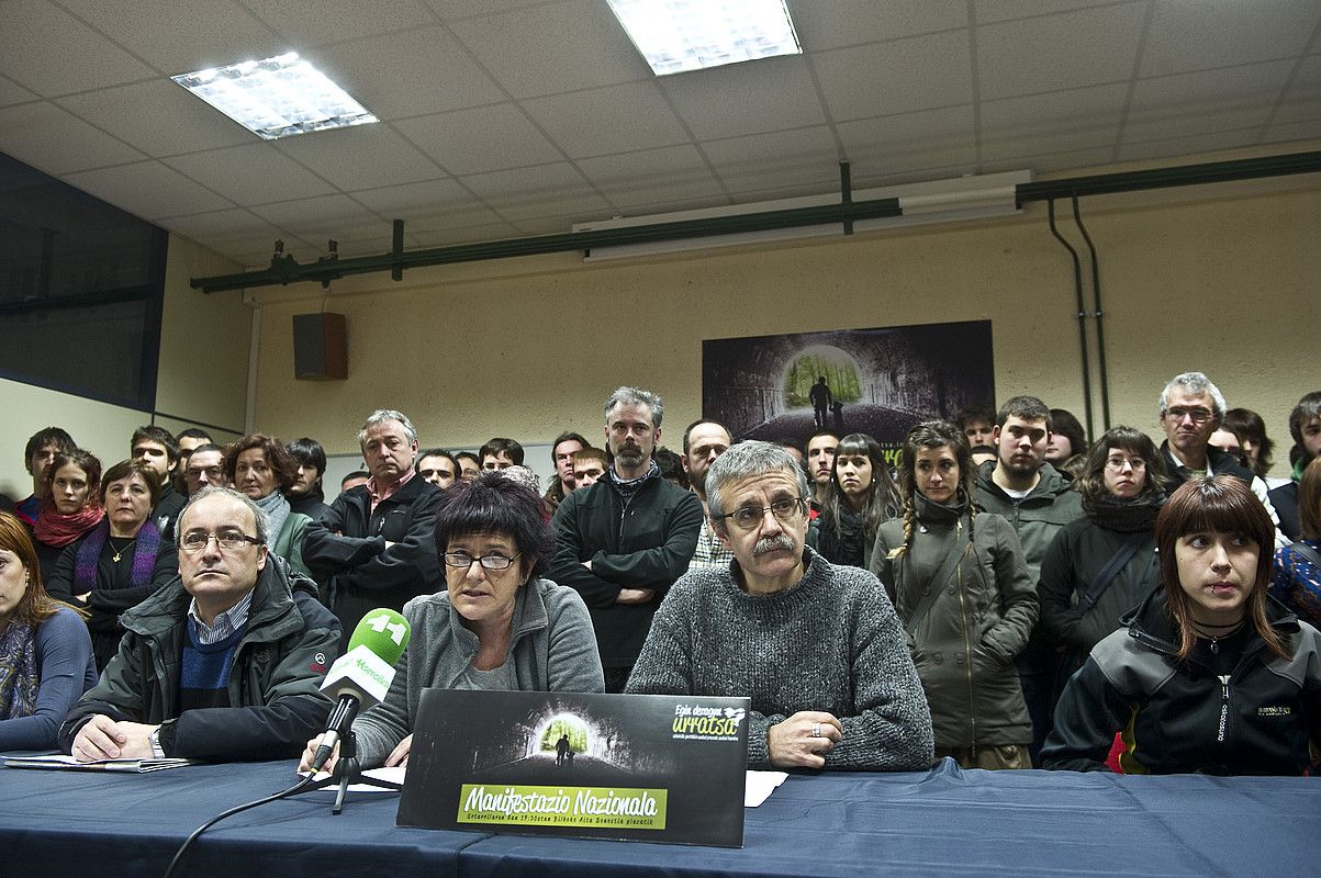 Hainbat unibertsitatetako irakasleak, ikasleak eta langileak, EHUko Leioako campusean eginiko agerraldian, atzo. LUIS JAUREGIALTZO / ARGAZKI PRESS.