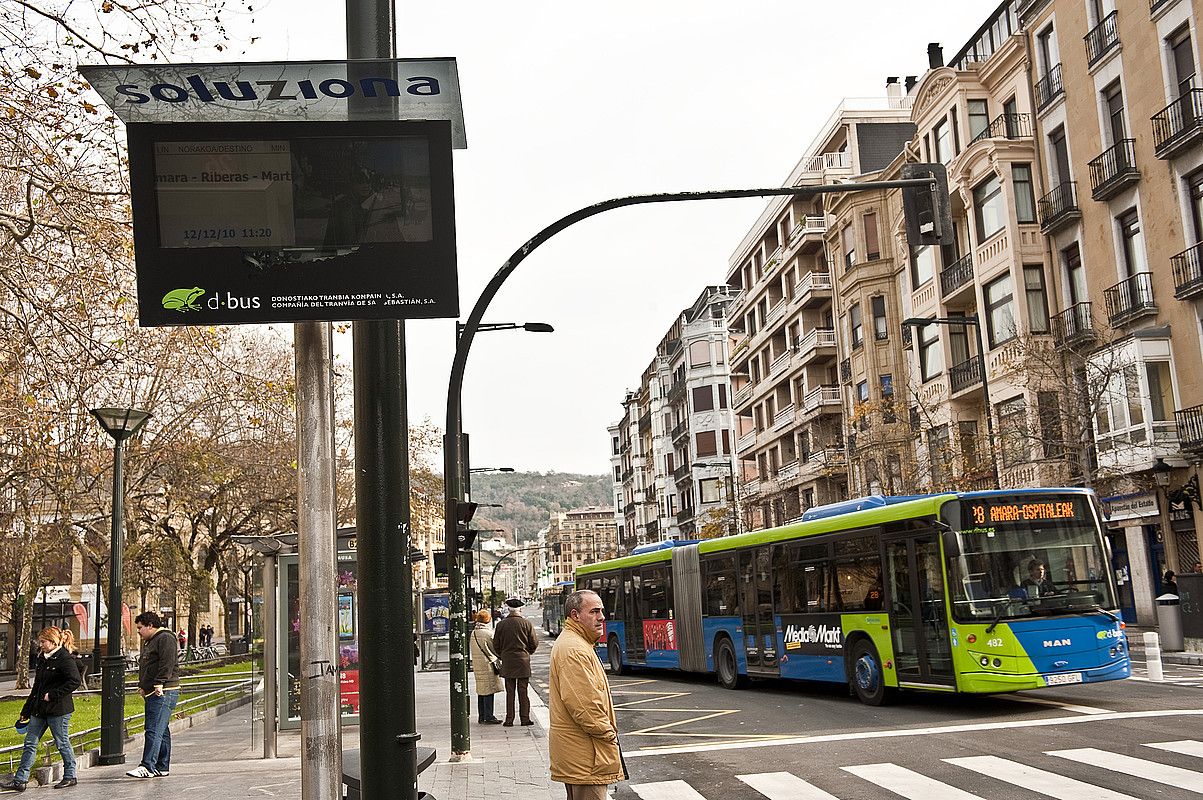 Donostiako autobus bat, Donostiako bulebarreko semaforo baten aurrean. JUAN CARLOS RUIZ / ARGAZKI PRESS.