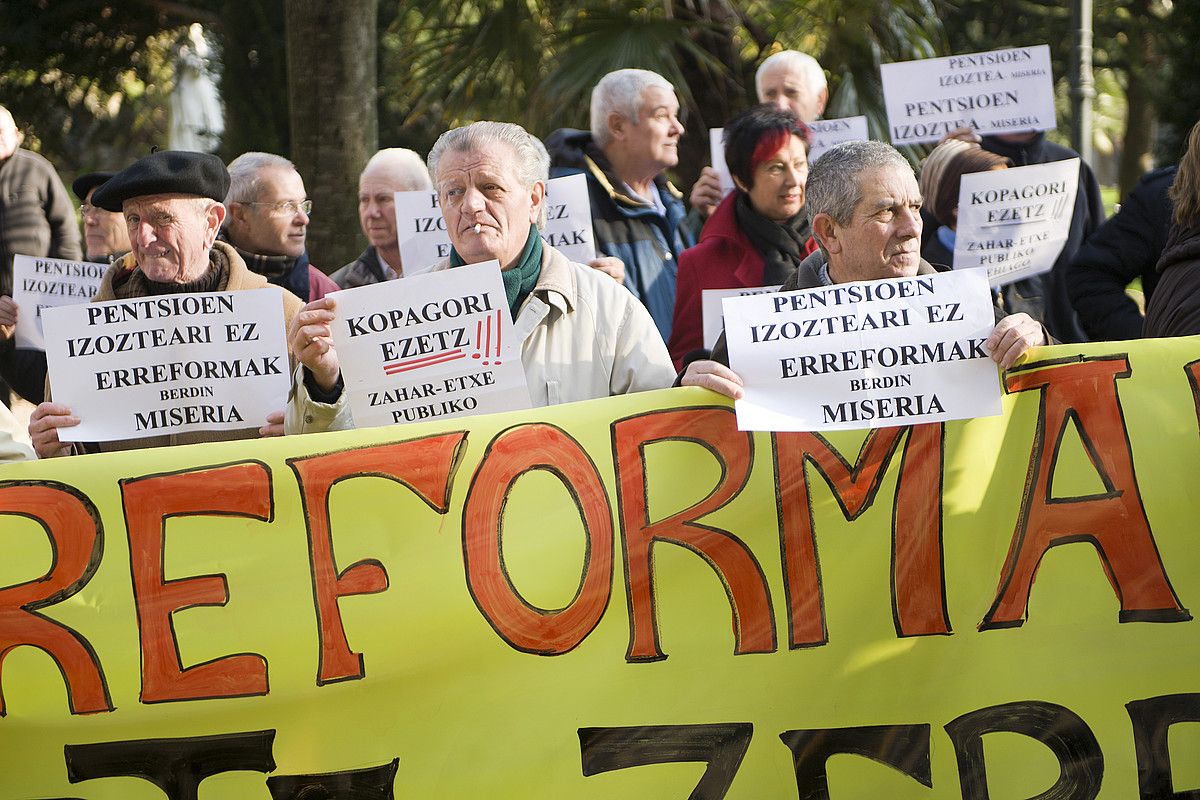 Gipuzkoako pentsiodunen elkarteak Donostian atzo egindako elkarretaratzea. GARI GARAIALDE / ARGAZKI PRESS.