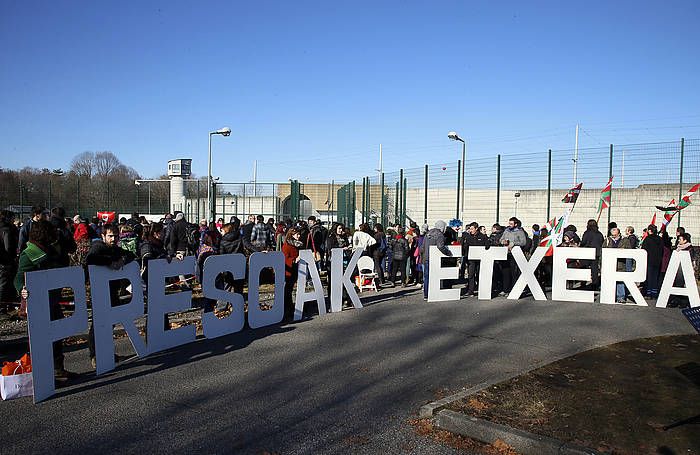 Presoen aldeko elkaretaratzea Lannemezango esptxe atarian. BOB EDME