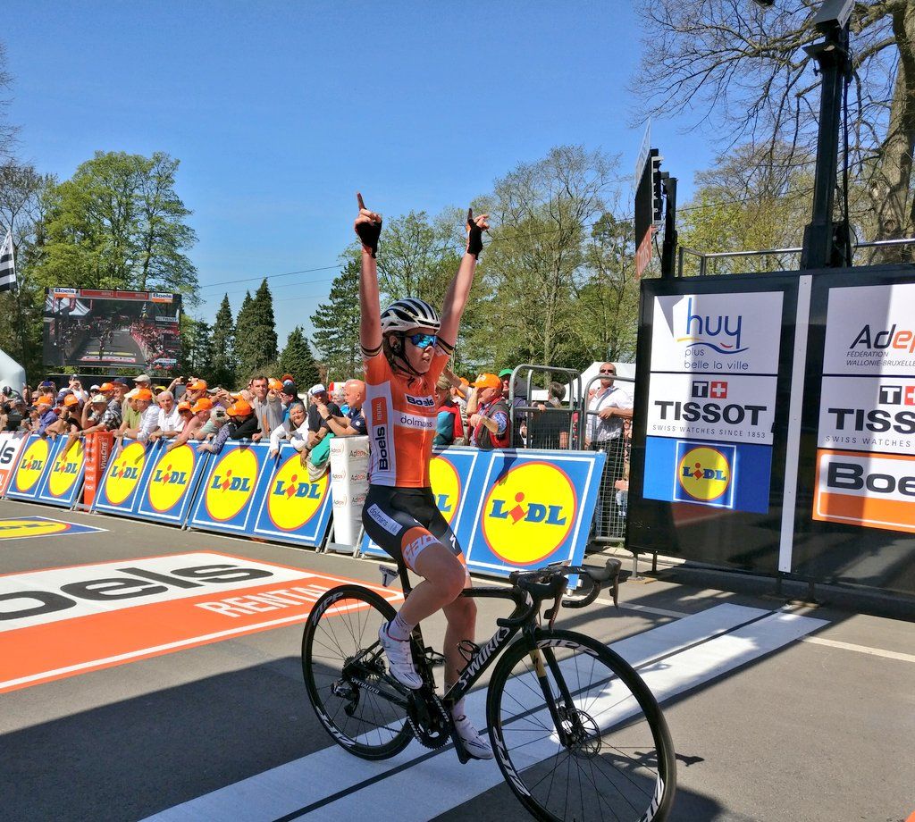 Anne Van der Breggen helmugan sartzen. FLECHE WALLONNE