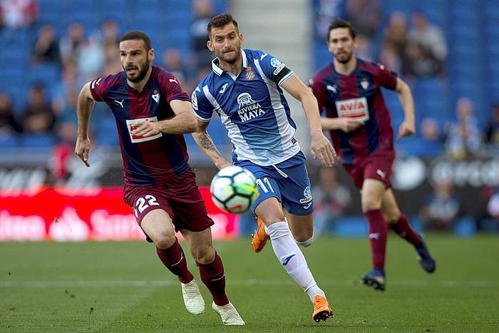 David Lomban Eibarreko atzelari golegilea Espanyoleko Leo Baptistaorekin baloiarengatik borrokan, gaur, RCDE Stadiumen. ENRIC FONTCUBERTA, EFE