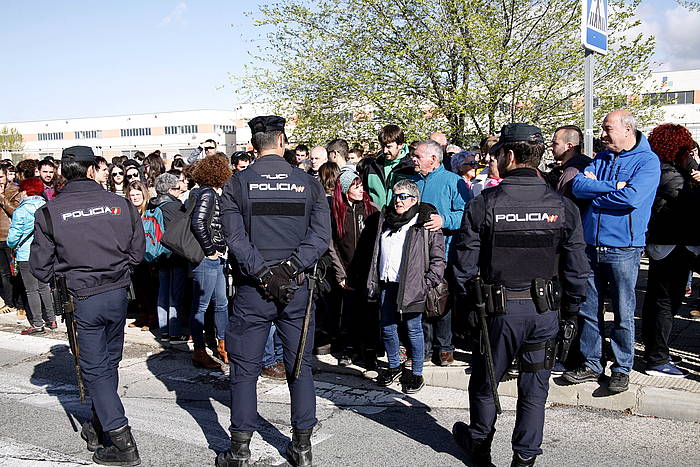 Gazteen senide eta lagunak Auzitegi Nazionalaren kanpoaldean, Madrilen. J. DANAE, FOKU