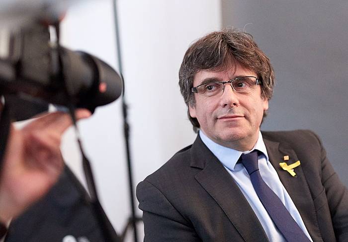 Carles Puigdemont Kataluniako presidente kargugabetua, gaur, Alemanian, kazetariekin egin duen topaketa batean. HAYOUNG JEON, EFE