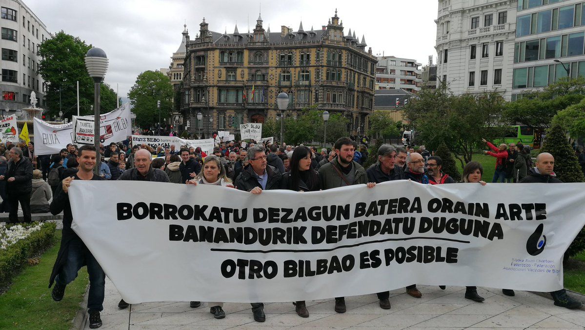 Bestelako Bilbo bat eskatzeko egindako manifestazio buruan joan den pankarta nagusia.