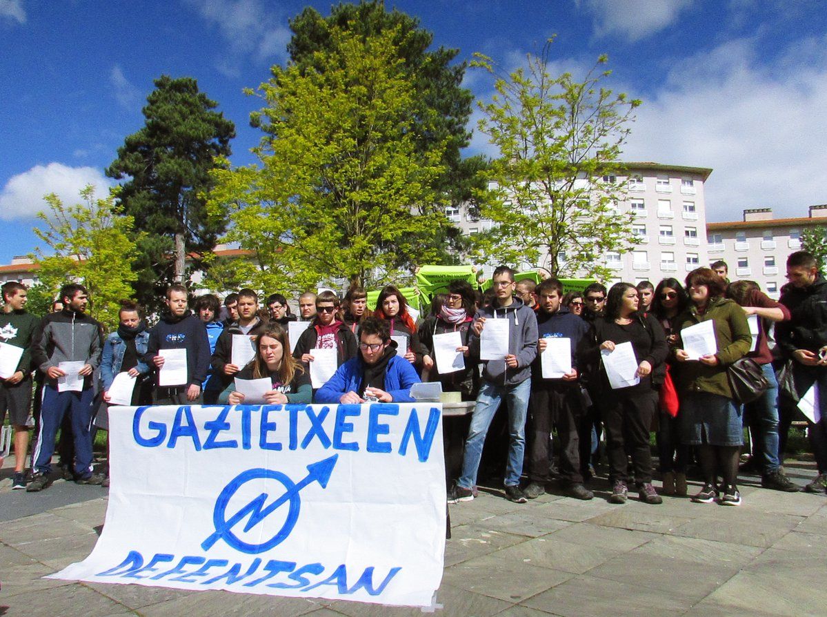 Iruñeko gaztetxeen ordezkariak, gaur eginiko agerraldian. MARAVILLAS GAZTETXEA