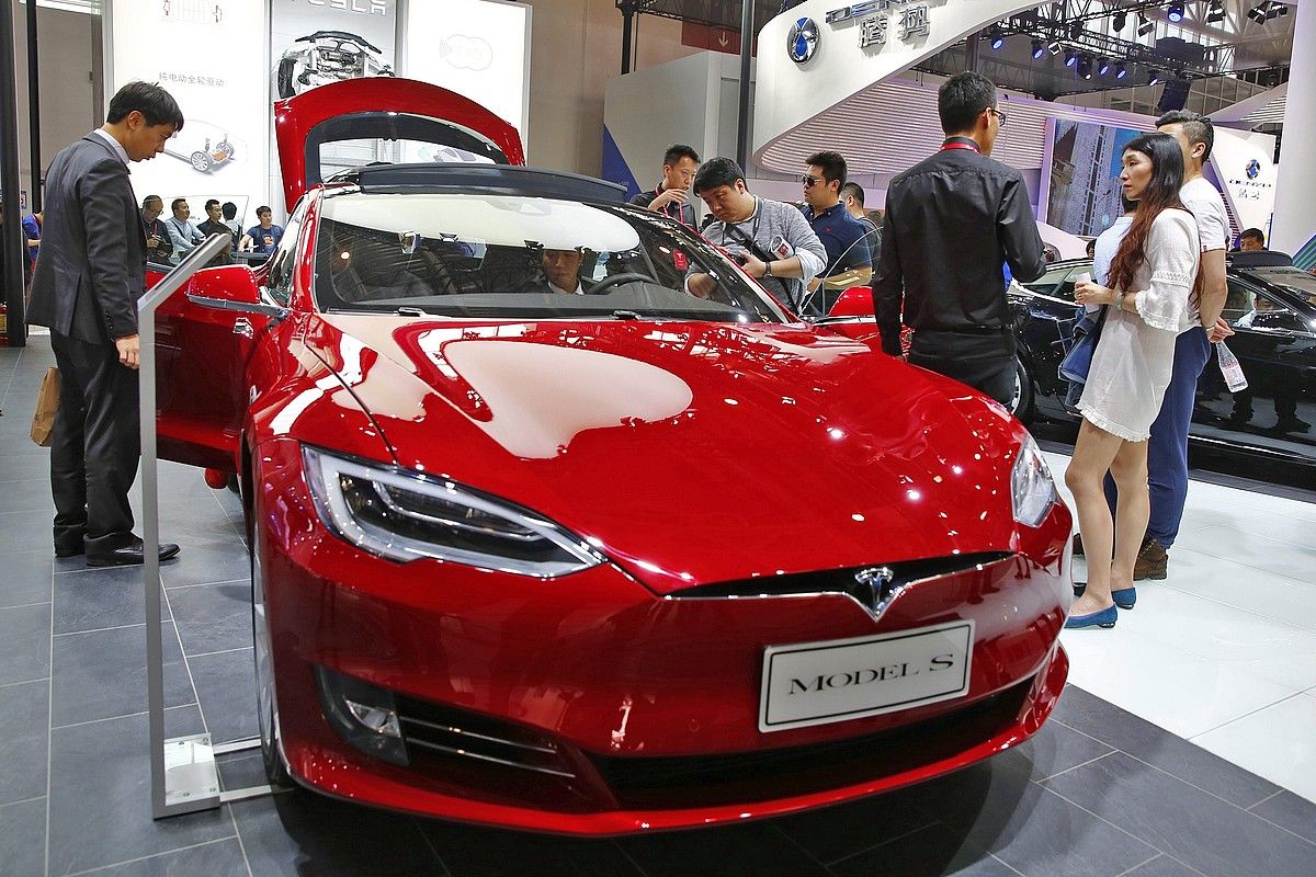 Teslaren S modeloa Pekingo autoaren azokan, aurtengo apirilean. WU HONG / EFE.