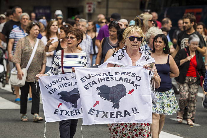 Euskal preso eta iheslarien aldeko banderola bat, manifestazio batean. ARITZ LOIOLA, FOKU