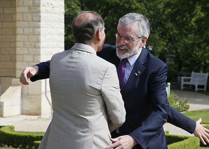 Gerry Adams, Arnaga Etxera iritsi den unean, Brian Currin agurtzen. BOB EDME