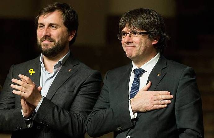 Toni Comin (ERC) eta Carles Puigdemont (JxC) diputatu erbesteratuak, iazko azaroan, Bruselako ekitaldi batean. STEPHANIE LECOQC, EFE